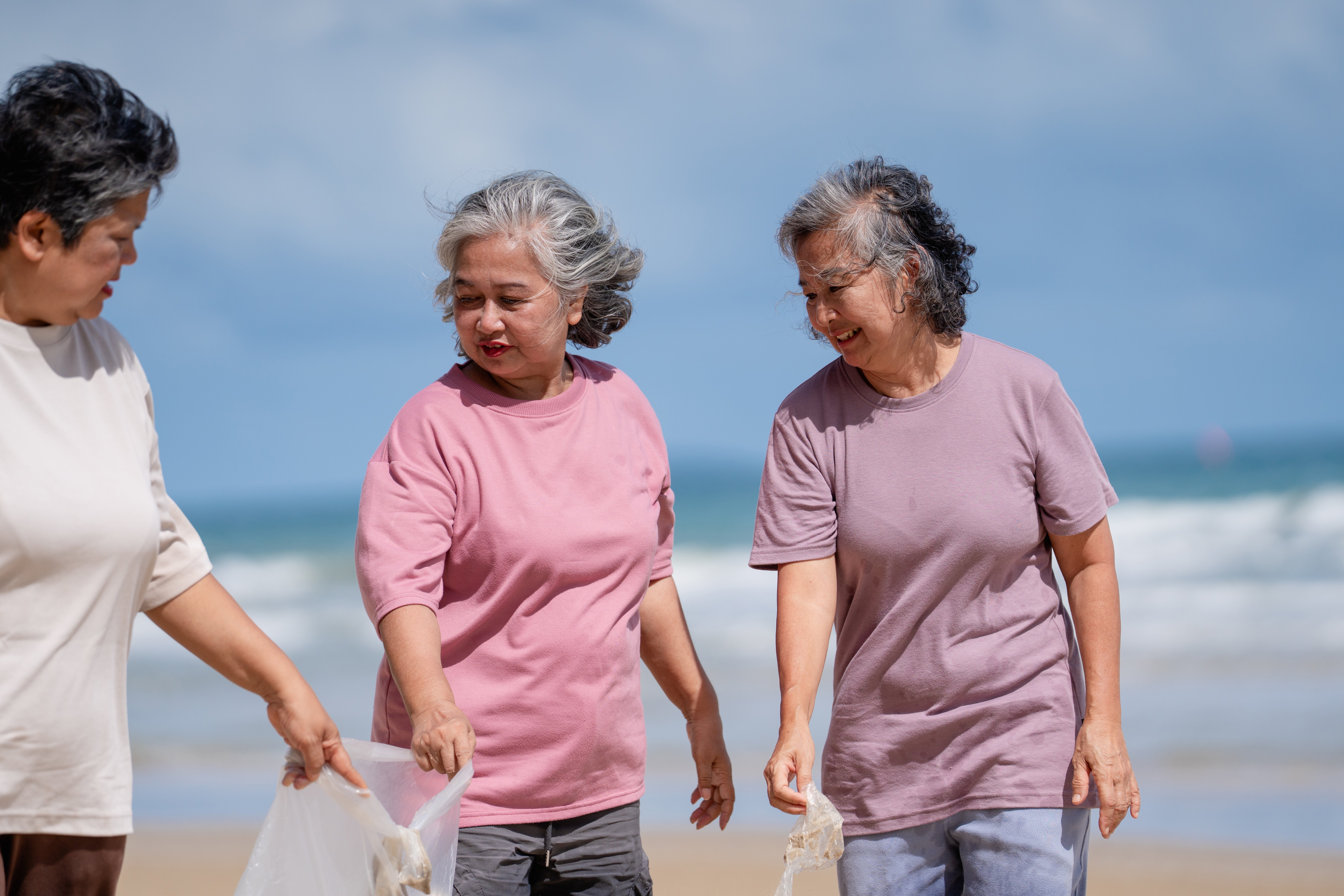 a-group-of-older-people-are-picking-up-trash-on-th-2026-01-09-12-00-13-utc