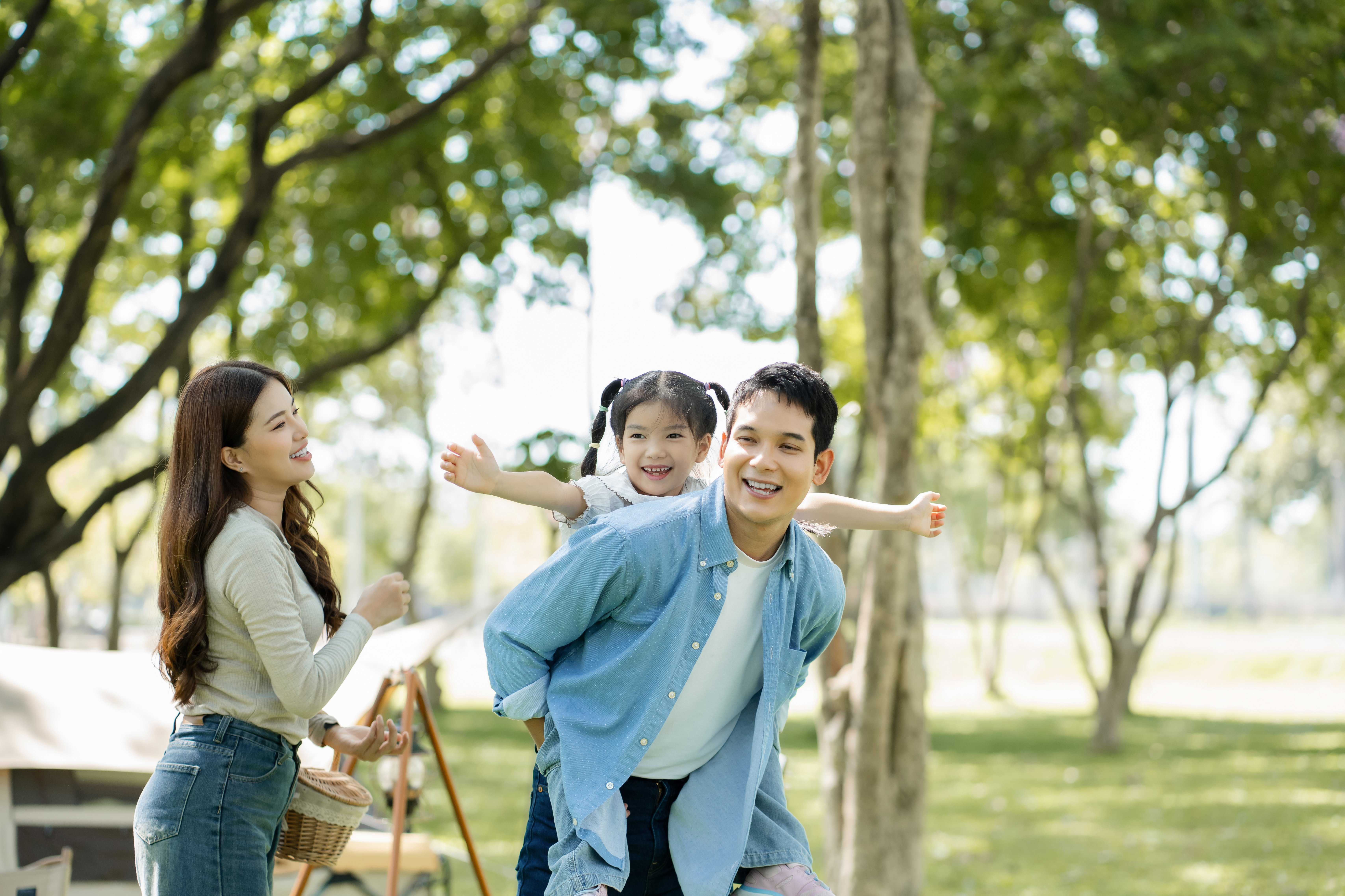 asian-family-enjoying-a-picnic-in-the-park-on-a-su-2026-01-09-10-43-43-utc