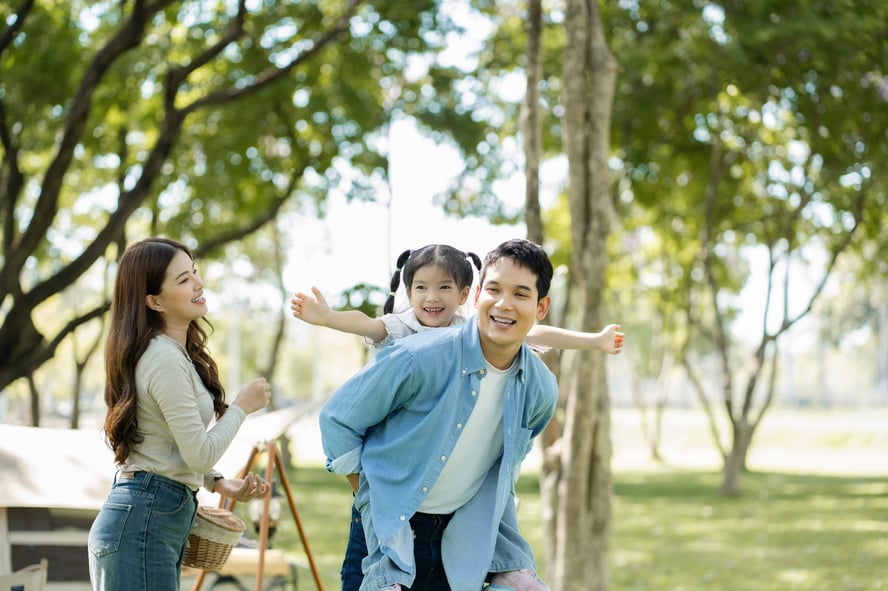 asian-family-enjoying-a-picnic-in-the-park-on-a-su-2026-01-09-10-43-43-utc