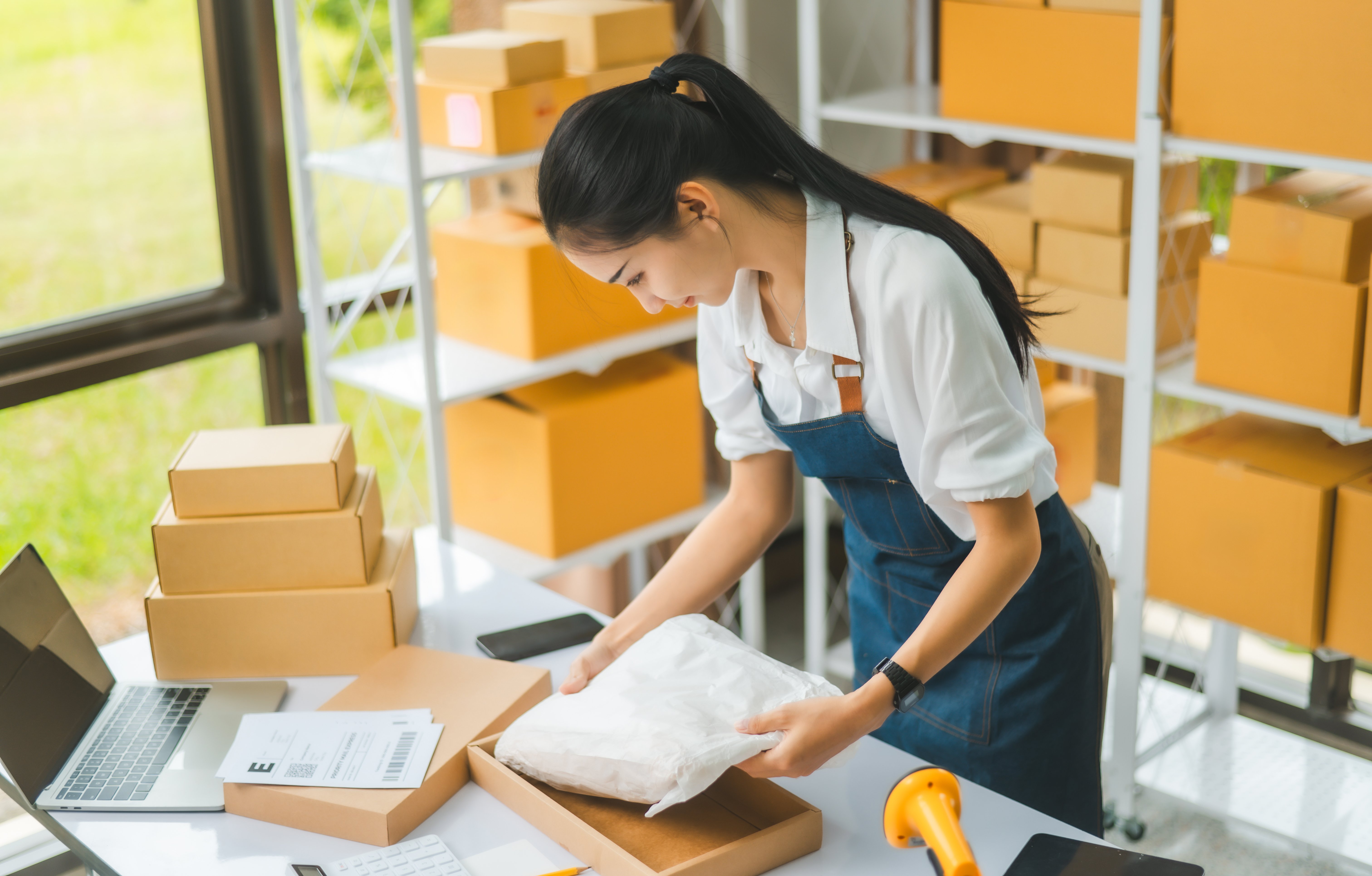 online-small-business-owners-are-packing-their-ord-2026-01-08-08-17-40-utc