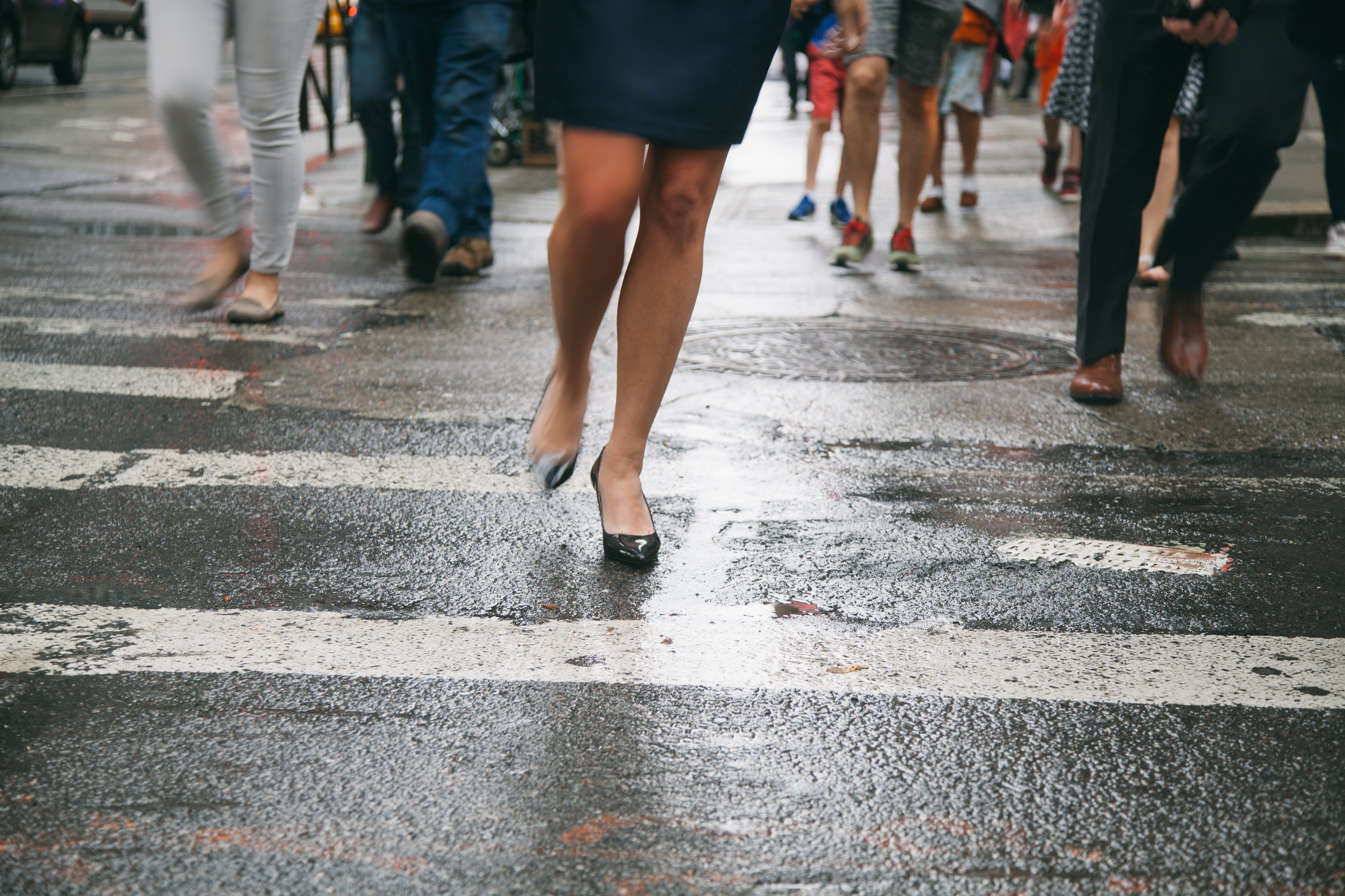 people-crossing-the-street-2026-01-09-09-12-26-utc