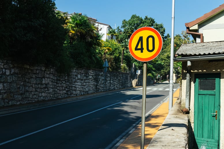 yellow-round-40-km-speed-limit-sign-on-a-road-in-c-2026-03-18-17-38-45-utc
